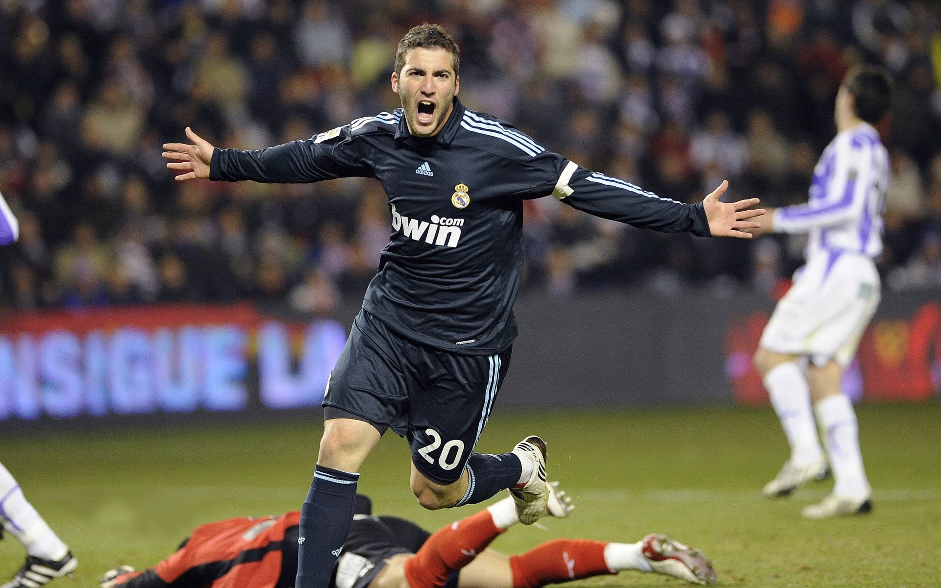 开云体育平台-英超防守策略调整后对抗犯规率的变化趋势分析，英超最佳防守